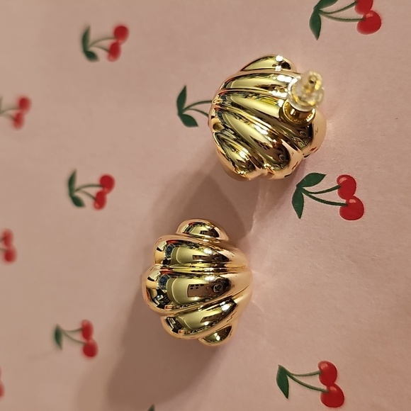Gold Shell Earrings - Picture 3 of 3